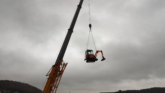 minibagger fliegt